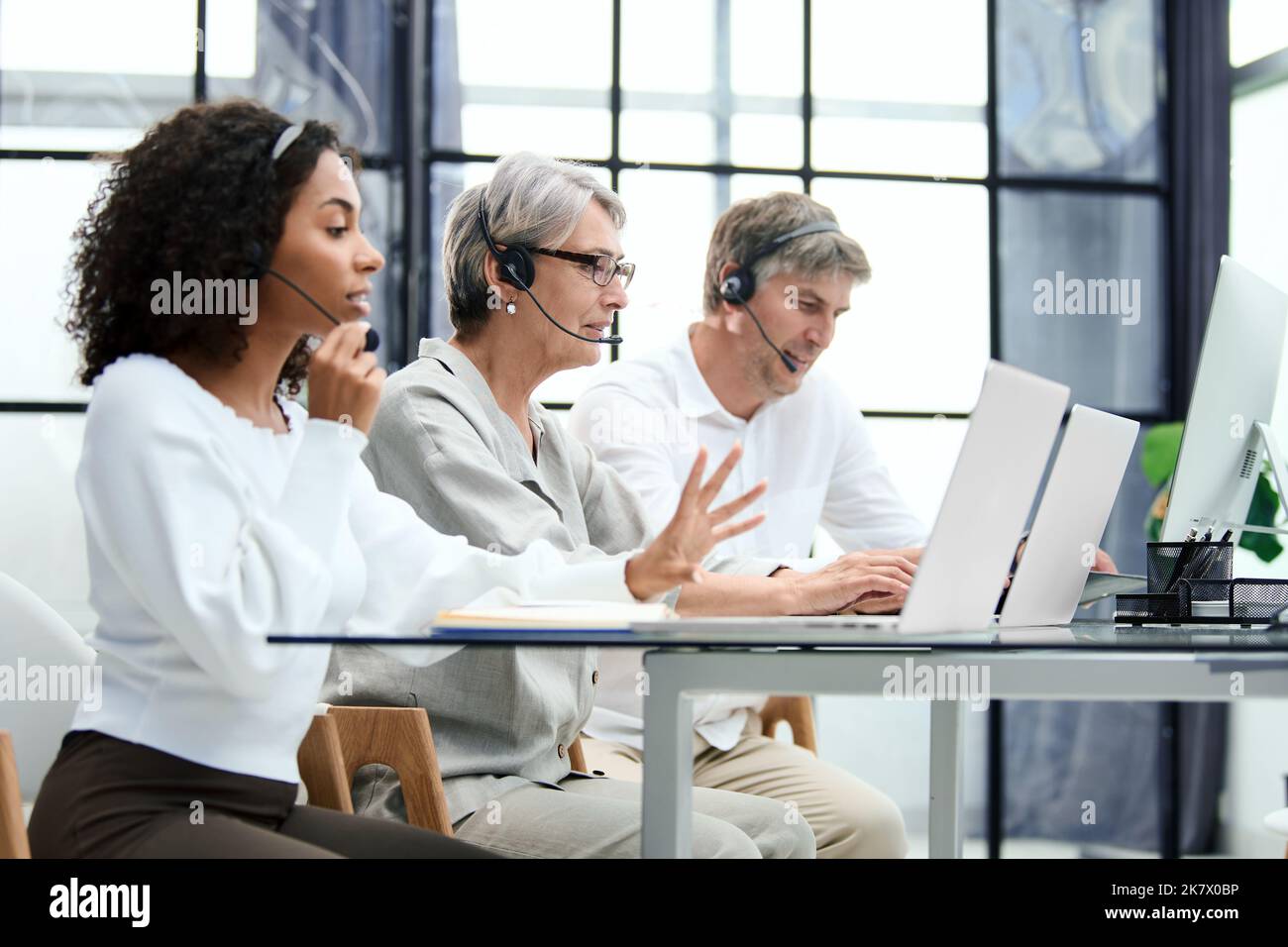 Call Center-Agent mit Headset arbeitet an der Support-Hotline Stockfoto