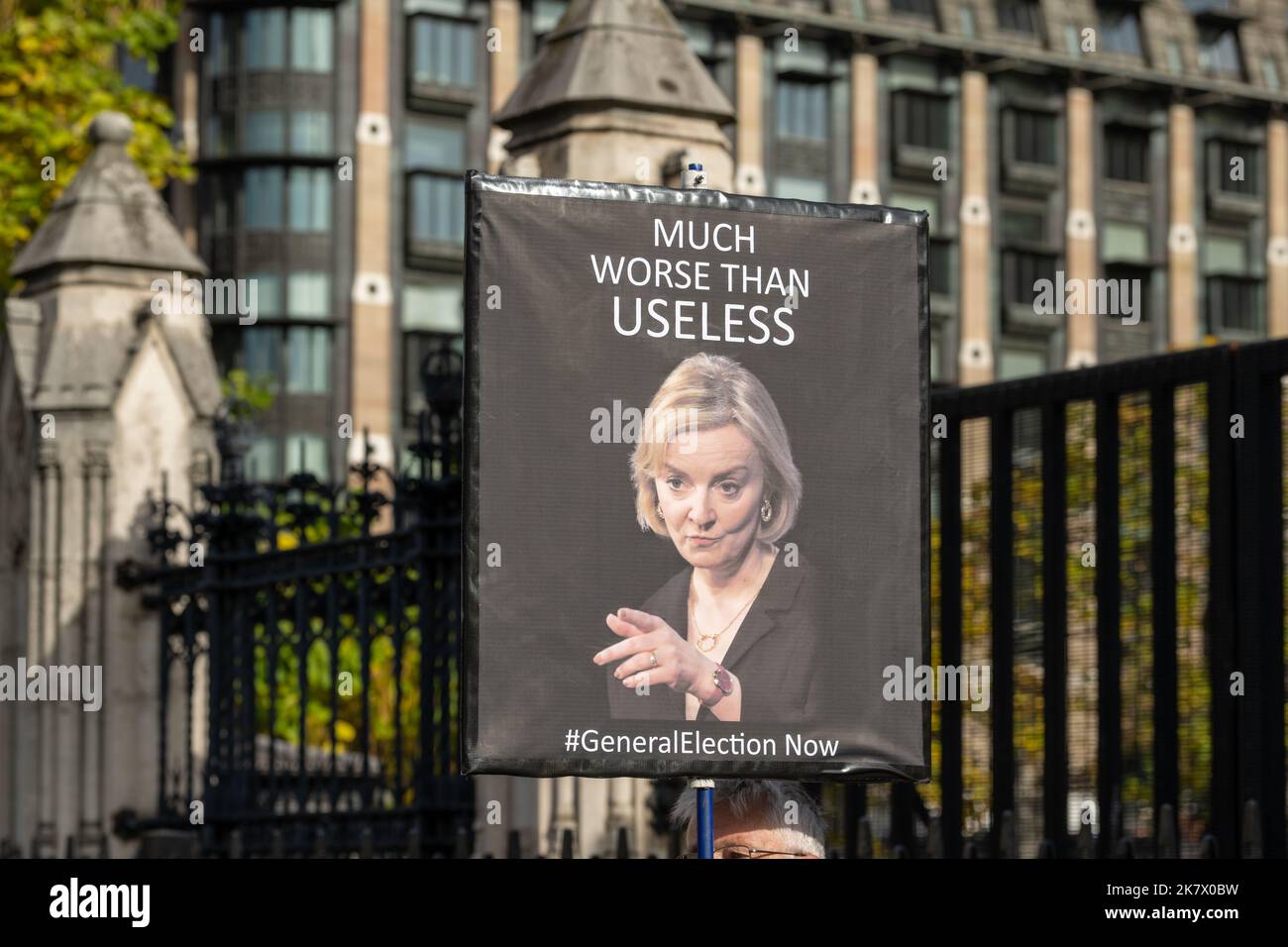 London, Großbritannien. 19. Oktober 2022. Protestbanner in Westminster Kredit: Ian Davidson/Alamy Live News Stockfoto