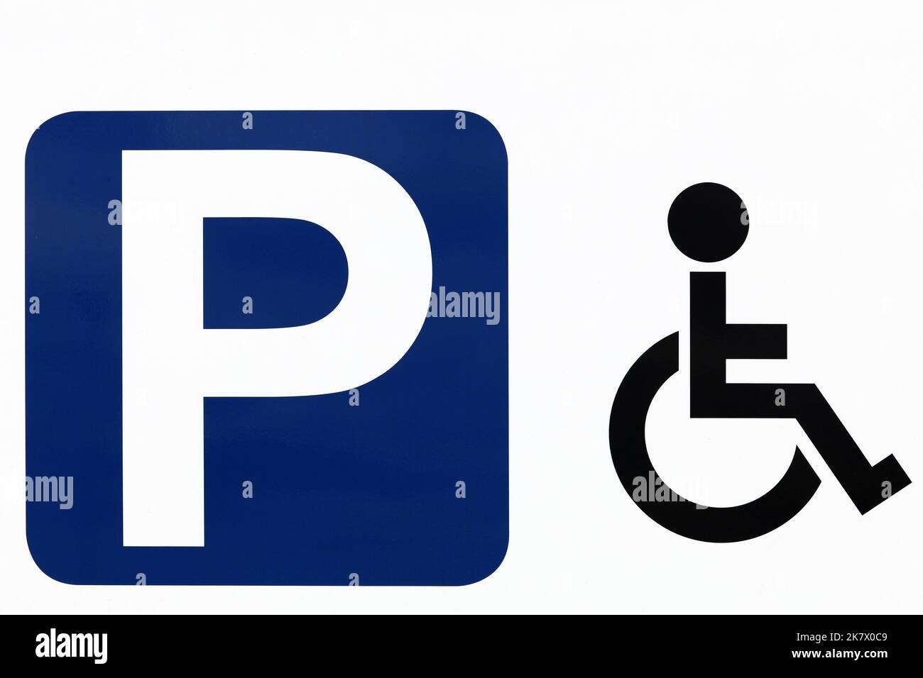 Behindertenparkschild an einer Wand Stockfoto