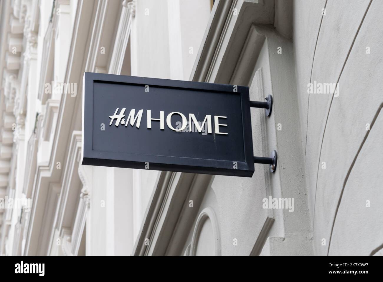 Oslo, Norwegen - 15. Oktober 2022: Ein H und M Home projizierenden Geschäft Schild auf dem Gebäude. Stockfoto