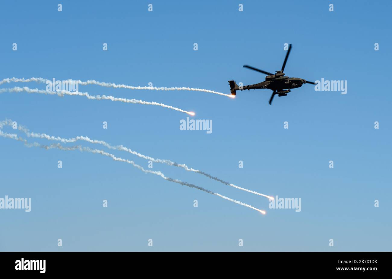 Yeoju, Südkorea. 19. Oktober 2022. Der südkoreanische Hubschrauber AH-64 Apache feuert während einer gemeinsamen Flusskreuzungsübung zwischen Südkorea und den USA im Rahmen der jährlichen Hoguk-Militärübung in Yeoju Schüsse aus. Das nordkoreanische Militär warnte Südkorea davor, die so genannten „Provokationen in Frontbereichen“ einzustellen, nachdem es als Reaktion auf die im Süden im Gange stehenden Feldübungen erneut Hunderte von Artilleriebögen in maritime Pufferzonen in der Nähe seiner Grenze abgefeuert hatte. (Bild: © Kim Jae-Hwan/SOPA Images via ZUMA Press Wire) Stockfoto