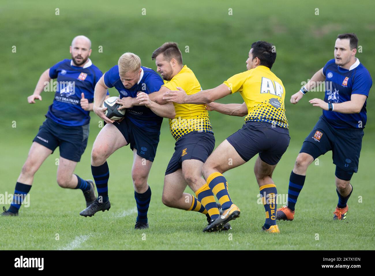 rugby-Spiel, Rugby-Spieler, Rugby-Team, Rugby-Ballrugby-Angriff, Rugby-Scrum, Rugby-Spieler, Rugby-Spielfeld, Rugby-Ball, Rugby-Team-Spiel, Angriff, Scrum, Angriff, zu Stockfoto