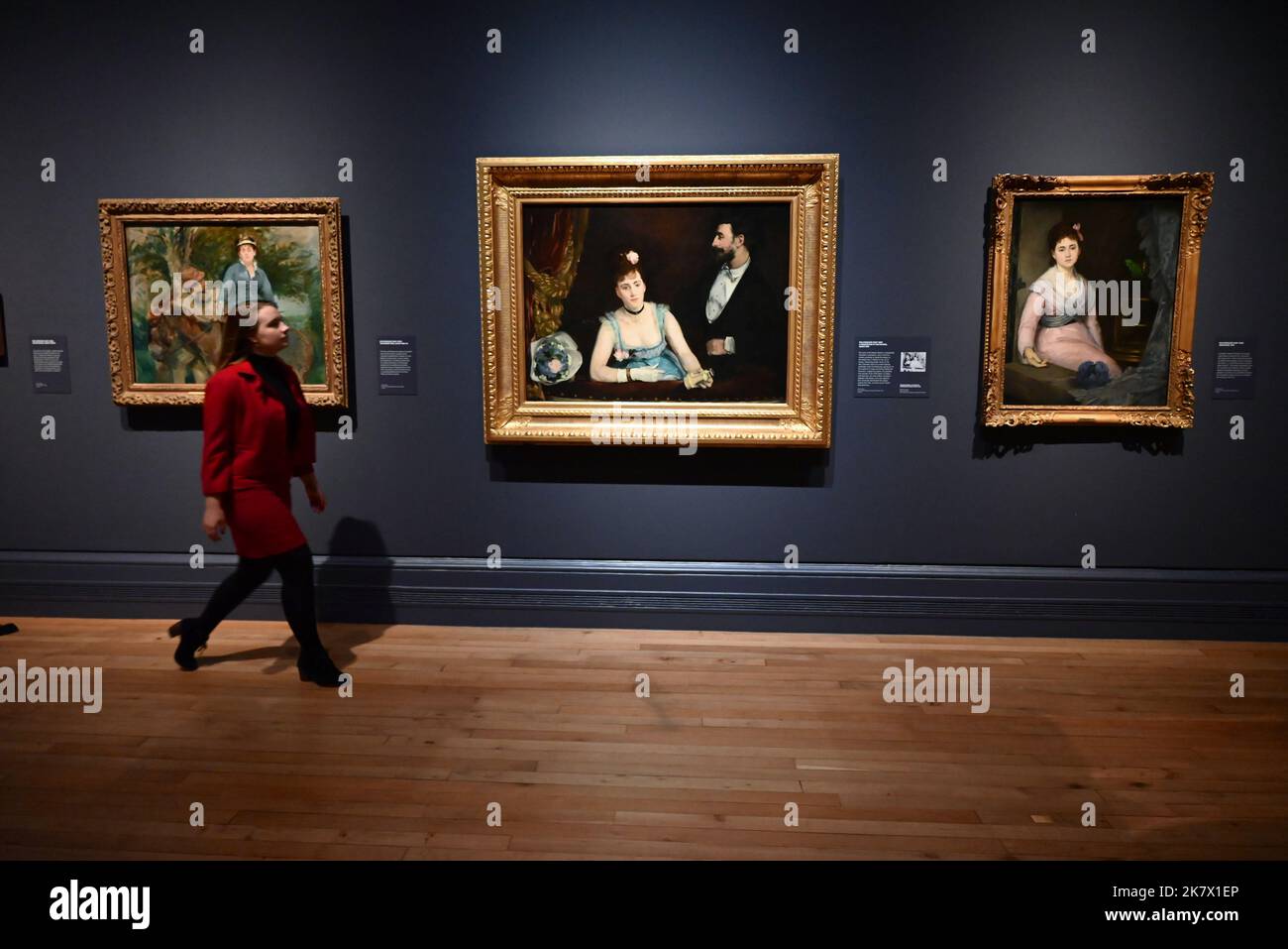 Die erste britische Ausstellung rund um das Porträt von Eva Gonzalès (1870) von Édouard Manet (1832–1883). Das von Hugh Lane erworbene Gemälde wurde Anfang des 20.. Jahrhunderts als die berühmteste moderne französische Malerei in Großbritannien und Irland angesehen. Dies ist die erste in einer neuen Reihe von ‘Discover’ Ausstellungen, die im Sunley Room der National Gallery stattfinden und bekannte Gemälde aus der Sammlung durch eine zeitgenössische Linse erkunden. Im Mittelpunkt der Ausstellung steht Manets Porträt von Eva Gonzalès (1849–1883), mit dem Ziel, neue Perspektiven auf Künstlerinnen ... Stockfoto