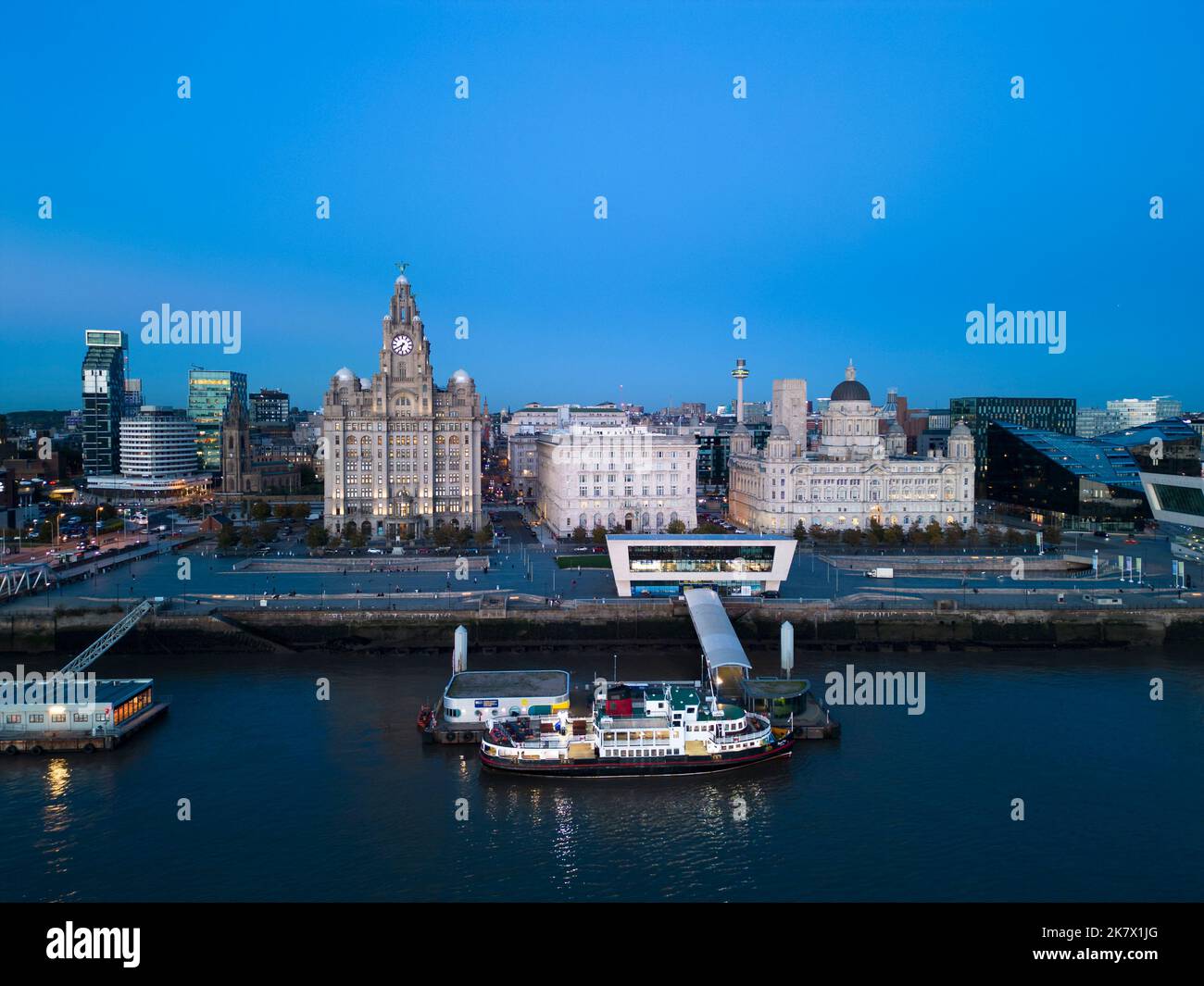 Luftaufnahme, das Mersey Ferry Boot in Liverpool, um Passagiere zum Wirral, England, zu bringen. Stockfoto