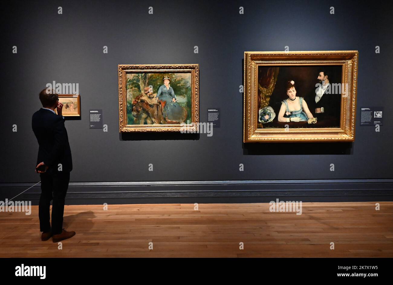 Die erste britische Ausstellung rund um das Porträt von Eva Gonzalès (1870) von Édouard Manet (1832–1883). Das von Hugh Lane erworbene Gemälde wurde Anfang des 20.. Jahrhunderts als die berühmteste moderne französische Malerei in Großbritannien und Irland angesehen. Dies ist die erste in einer neuen Reihe von ‘Discover’ Ausstellungen, die im Sunley Room der National Gallery stattfinden und bekannte Gemälde aus der Sammlung durch eine zeitgenössische Linse erkunden. Im Mittelpunkt der Ausstellung steht Manets Porträt von Eva Gonzalès (1849–1883), mit dem Ziel, neue Perspektiven auf Künstlerinnen ... Stockfoto