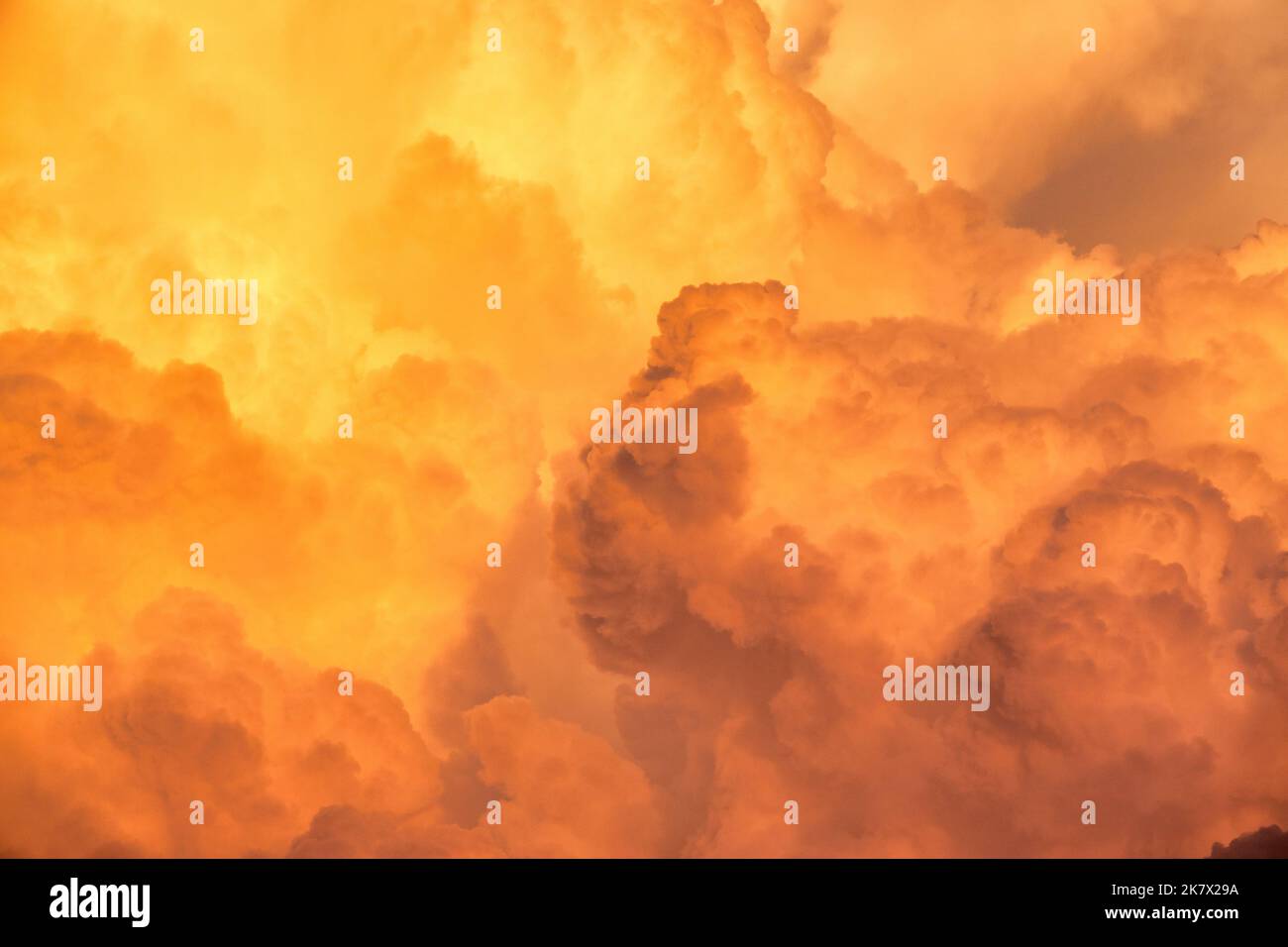 Nahaufnahme der Cumulonimbus-Wolkenlandschaft bei Sonnenuntergang Stockfoto