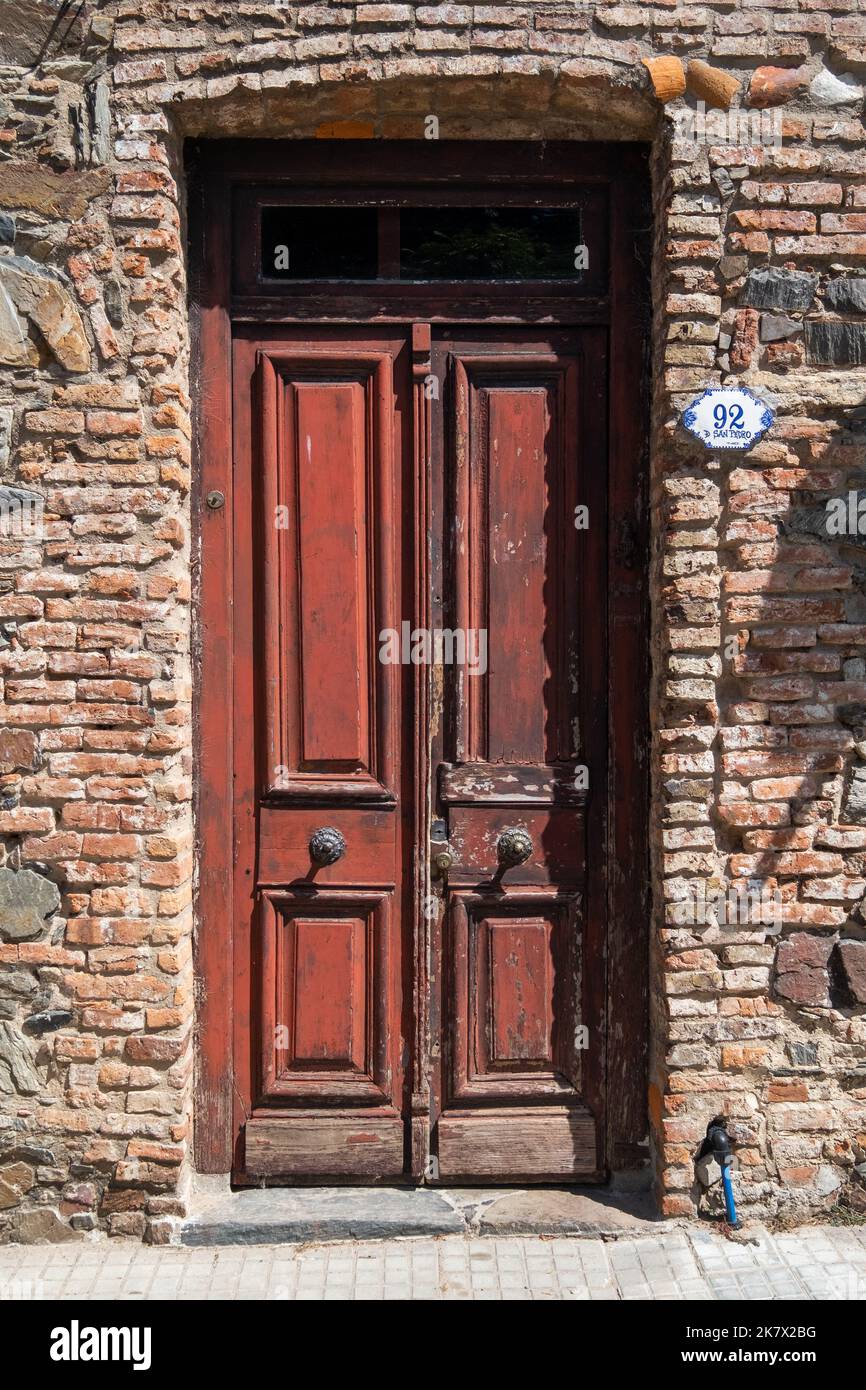 Alte hölzerne rote Eingangstür des Hauses in der Altstadt in Colonia del Sacramento Uruguay Stockfoto