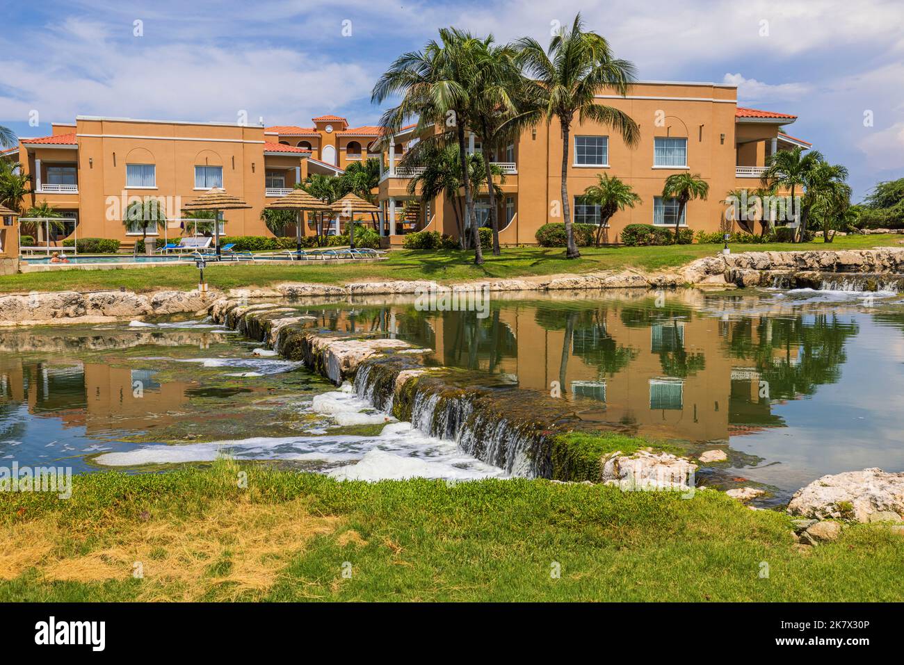 Wunderschöne Außenansicht der Hotelgebäude mit strömten Wasser vor dem Hotel. Aruba. Stockfoto