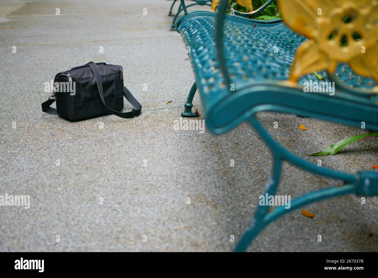 Verlorene Handtasche am Strand Stockfoto