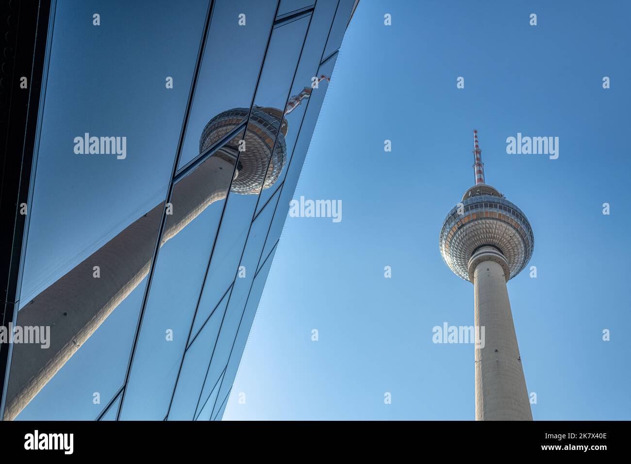 Fernsehturm in Berlin, Deutschland - gespiegelt durch ein Gebäude in der Nähe Stockfoto
