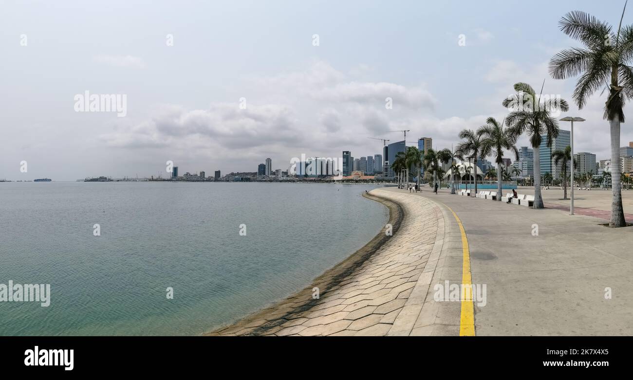 Luanda Angola - 09 17 2022: Panoramablick auf die Luanda Bucht und Luanda marginal, Fußgängerweg mit tropischen Palmen, Downtown Lifestyle, Taxi Stockfoto