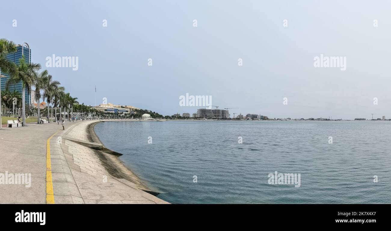 Luanda Angola - 09 17 2022: Panoramablick auf die Luanda Bucht und Luanda marginal, Fußgängerweg mit tropischen Palmen, Downtown Lifestyle, Taxi Stockfoto