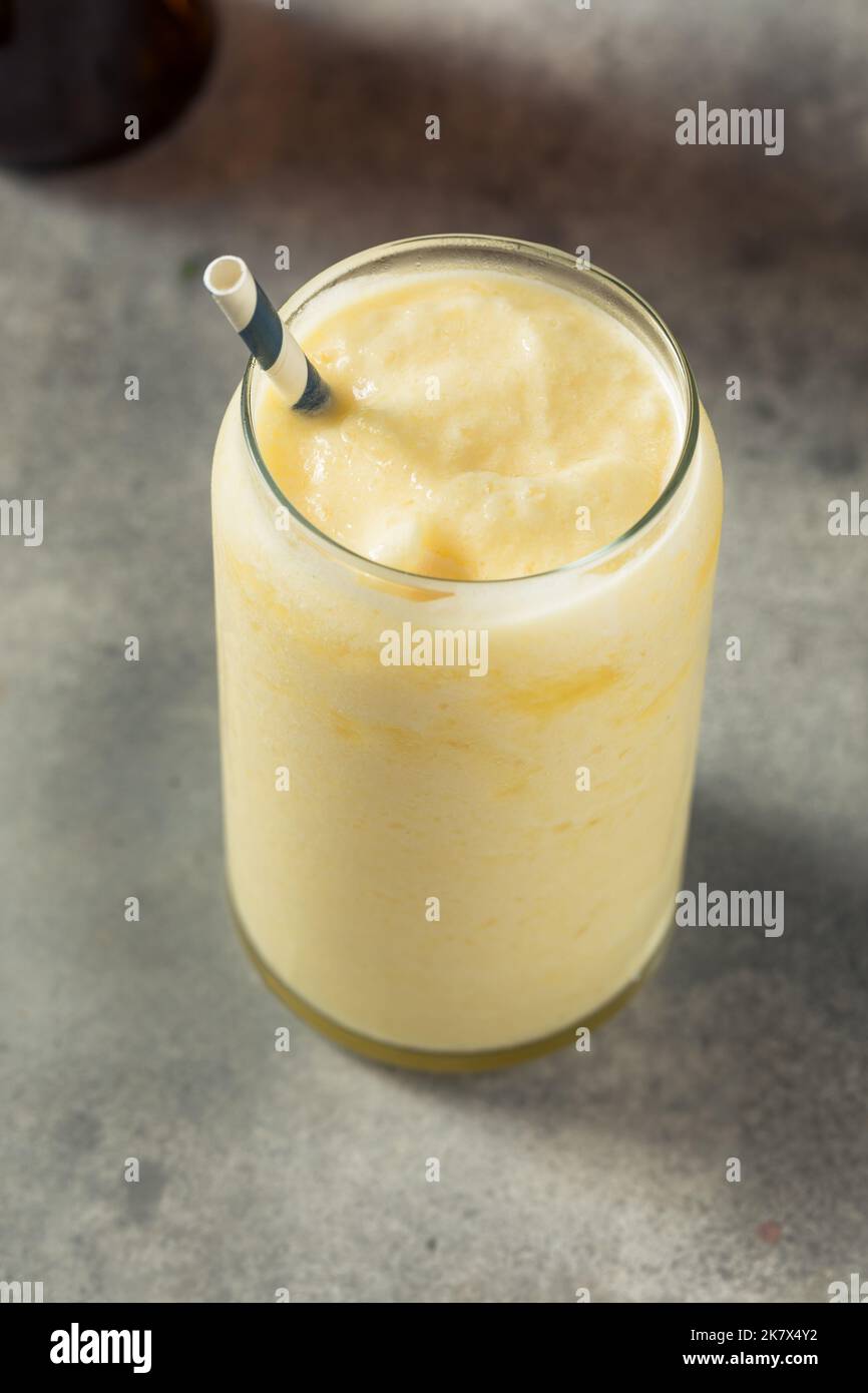 Boozy Frozen Beer Slushie mit einem Stroh Stockfoto