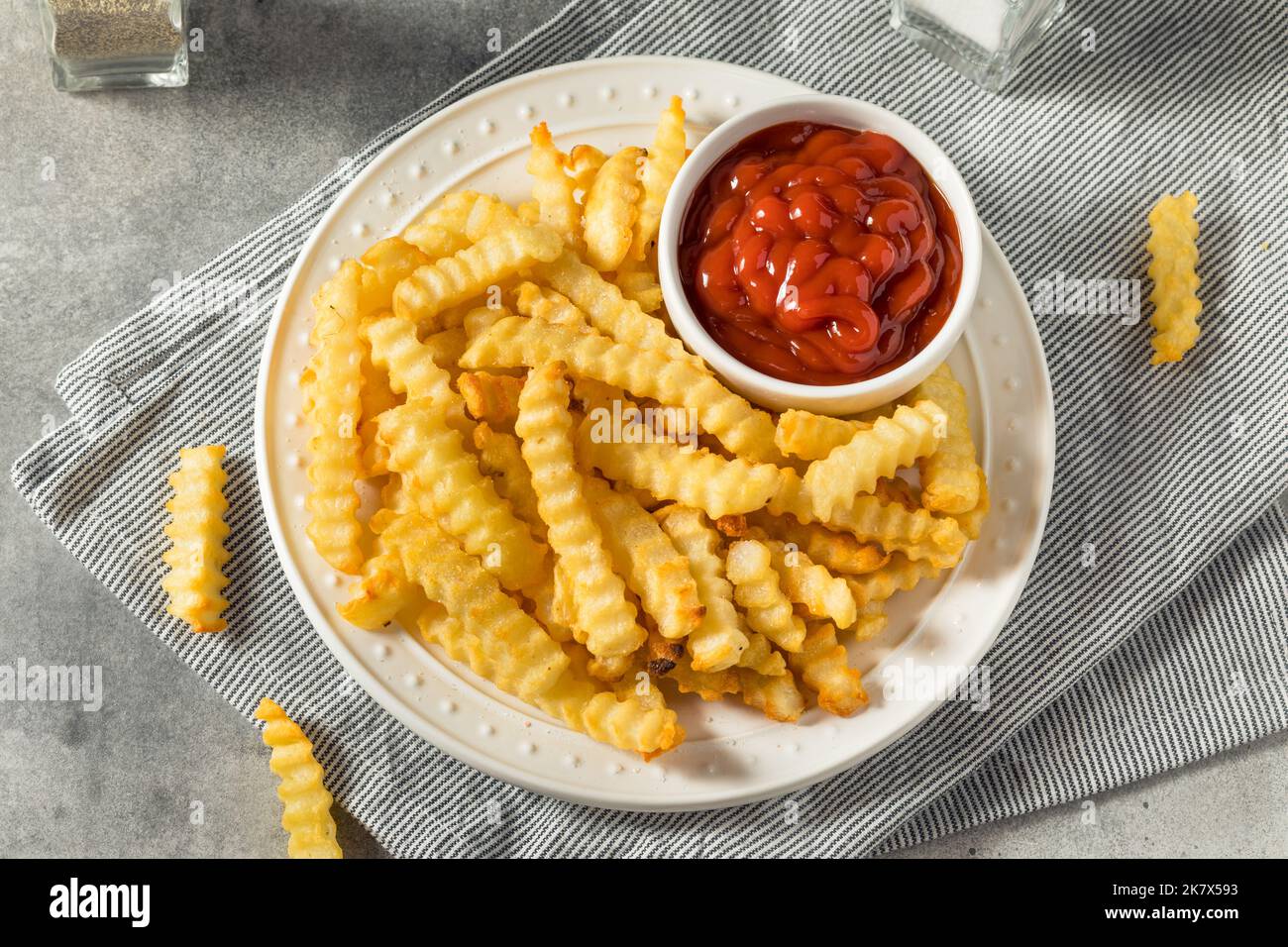 Hausgemachte Crinkle Cut Pommes mit Ketchup Stockfoto