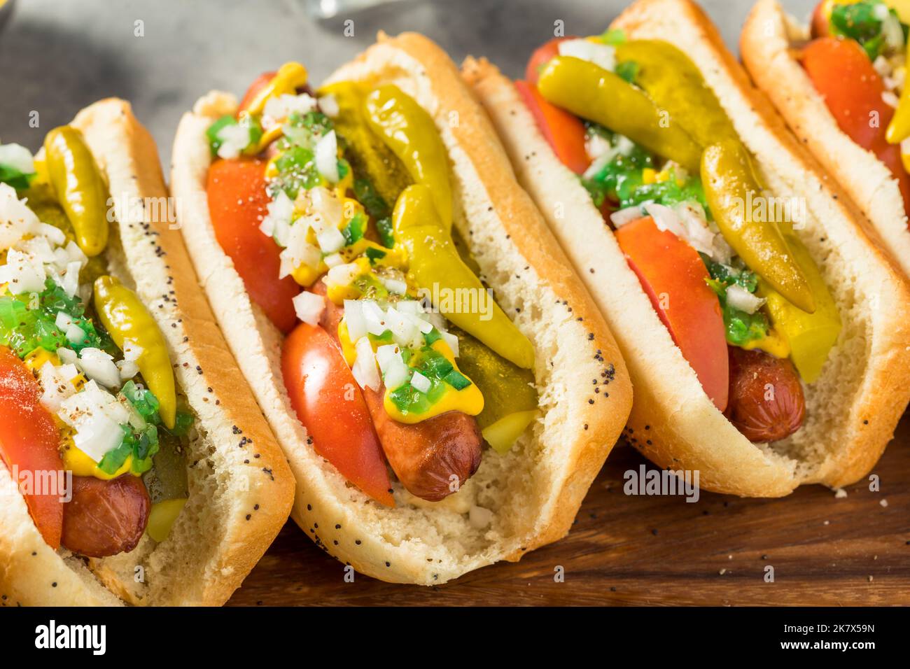 Hausgemachte Hot Dogs im Chicago-Stil mit Tomatenzwiebeln und Paprika Stockfoto