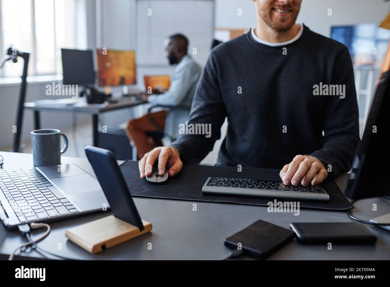 Ausgeschnittene Aufnahme eines männlichen Softwareentwicklers am Computer-Arbeitsplatz, Kopierbereich Stockfoto