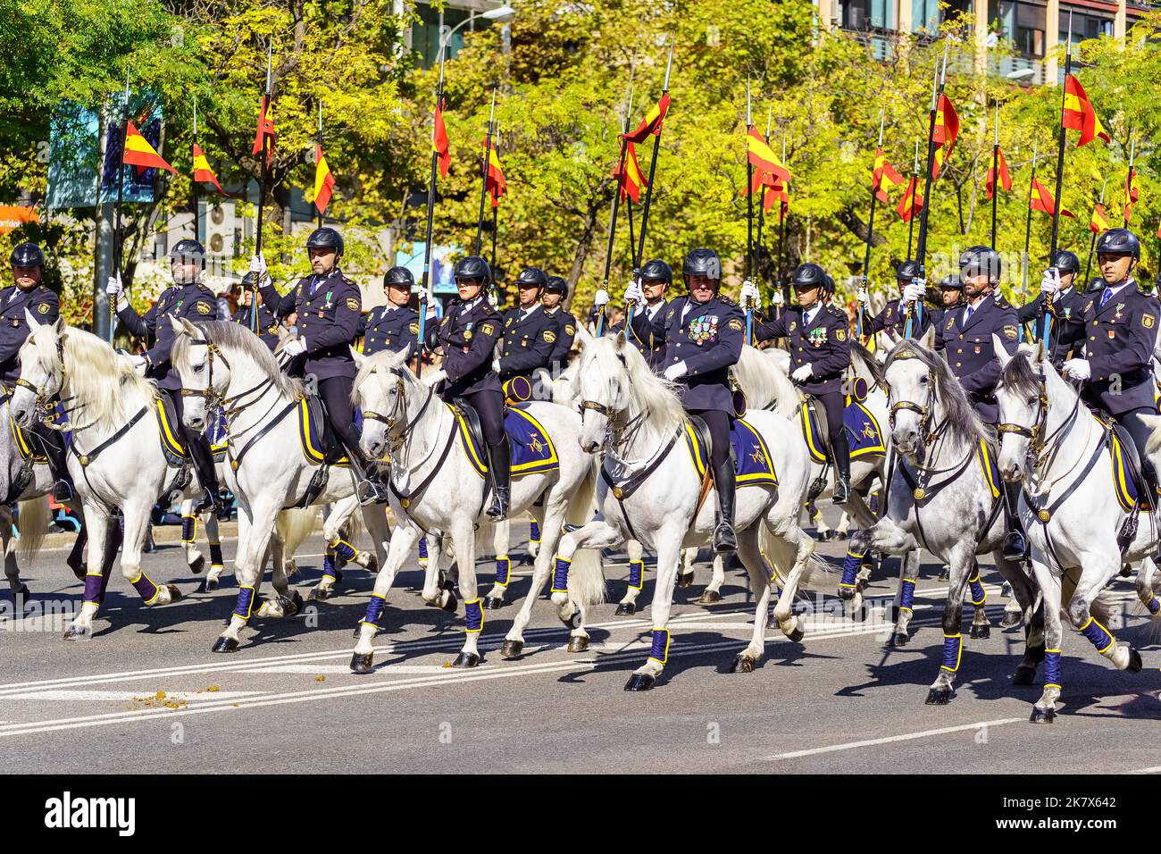 Madrid, Spanien, 12. Oktober 2022: Eine Gruppe von berittenen Polizeiparaden bei einer Militärparade in Madrid. Stockfoto