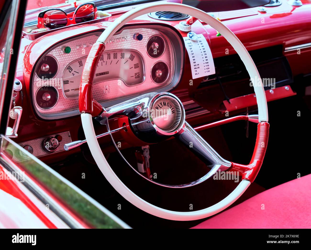 Lehnin, Deutschland, 11. September 2022: Innenansicht eines Plymouth-Oldtimer, rotes Cabriolet aus dem Jahr 1950s Stockfoto