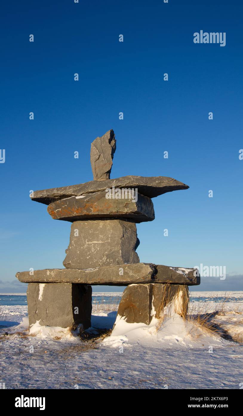 Inukschuk oder Inuksuk wurden in der Nähe von Churchill, Manitoba, mit Schnee auf dem Boden Anfang November, Kanada, gefunden. Stockfoto