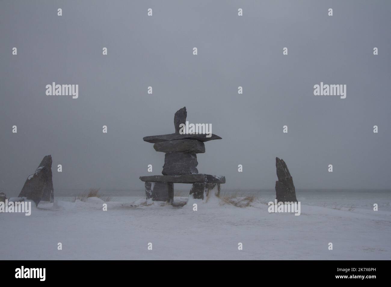 Inukschuk oder Inuksuk wurden in der Nähe von Churchill, Manitoba, mit Schnee auf dem Boden Anfang November, Kanada, gefunden. Stockfoto