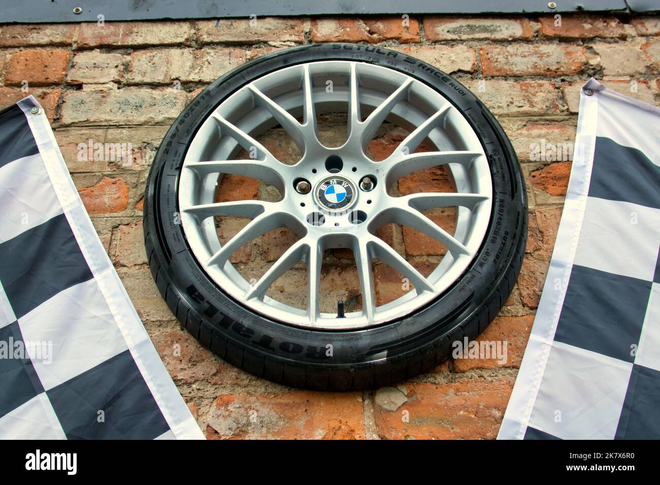 Karierte Flagge mit Garagenwand mit BMW-Rad und Reifen Stockfoto