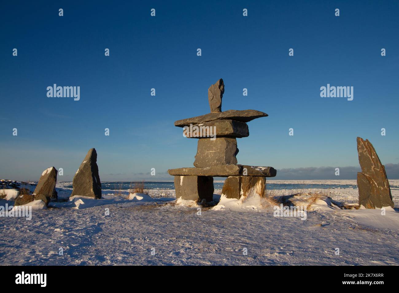 Inukschuk oder Inuksuk wurden in der Nähe von Churchill, Manitoba, mit Schnee auf dem Boden Anfang November, Kanada, gefunden. Stockfoto