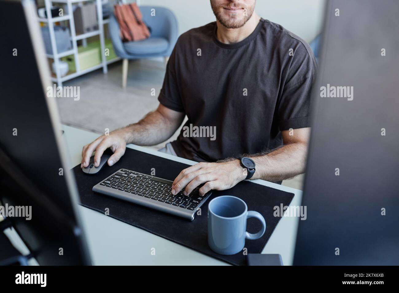 Nahaufnahme eines jungen kaukasischen Mannes, der auf der Tastatur tippt, während er Software programmiert, Speicherplatz kopiert Stockfoto