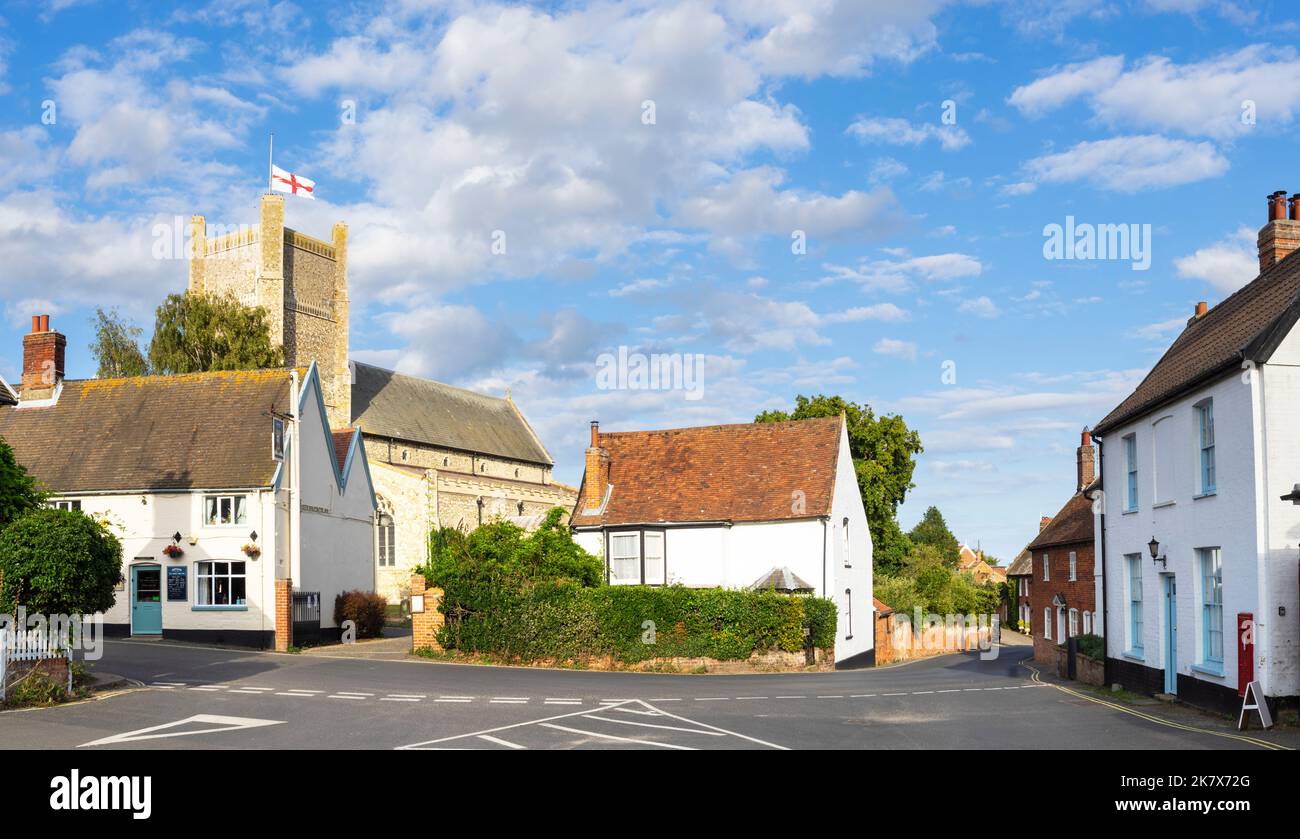 The Kings Head Inn and St Bartholomew's Church im Dorf Orford Suffolk England Großbritannien Europa Stockfoto