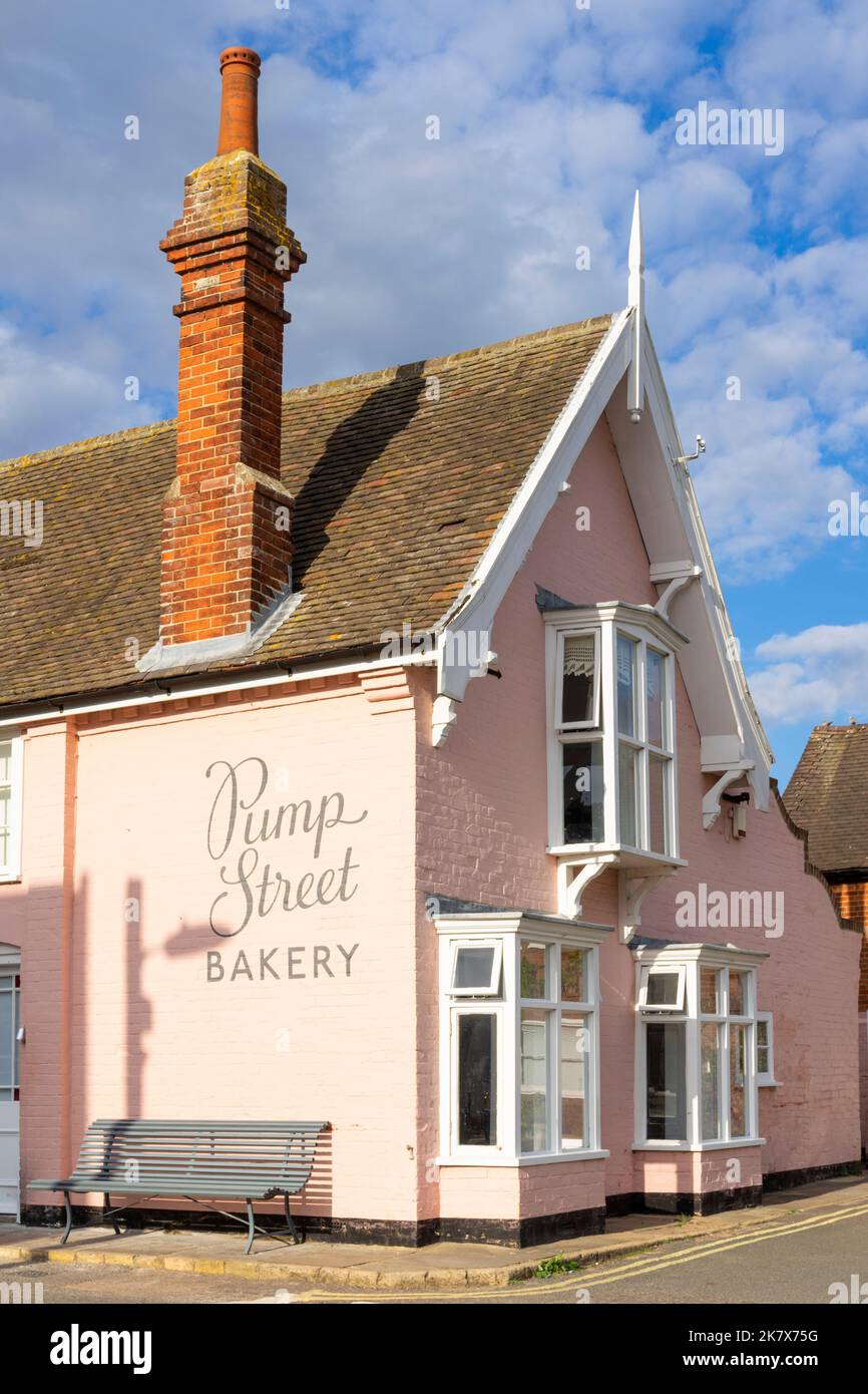 Die berühmten rosafarbenen Wände der Bäckerei und des Cafés Pump Street im suffolk-Dorf Orford Suffolk England Großbritannien Europa Stockfoto