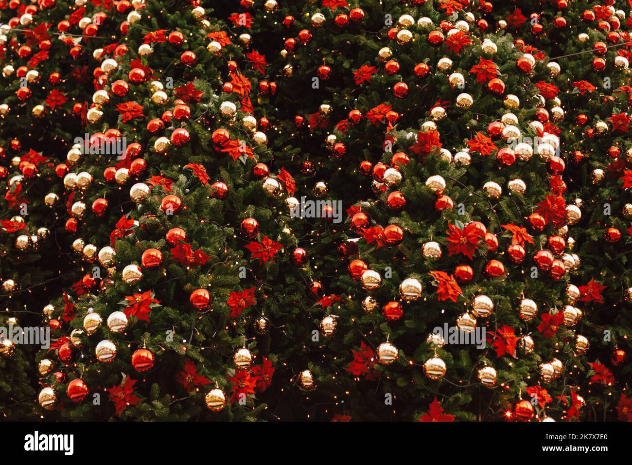 Weihnachtsbaum geschmückt mit roten und goldenen Weihnachtsornamenten. Weihnachten Hintergrund Stockfoto