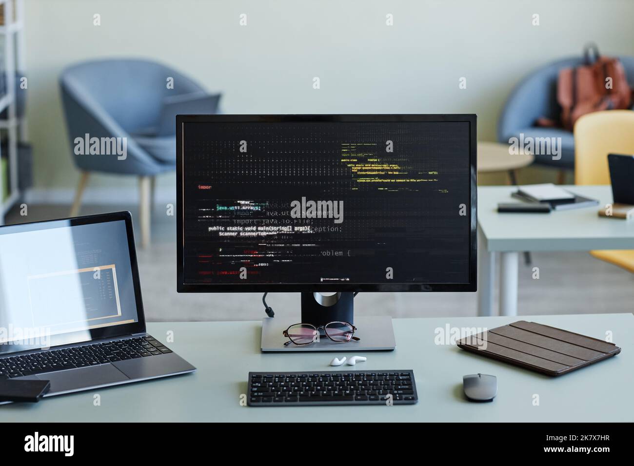 Hintergrundbild des Computerbildschirms mit glitching-Code-Zeilen am Arbeitsplatz, Datensicherheit und Hacking-Konzept Stockfoto