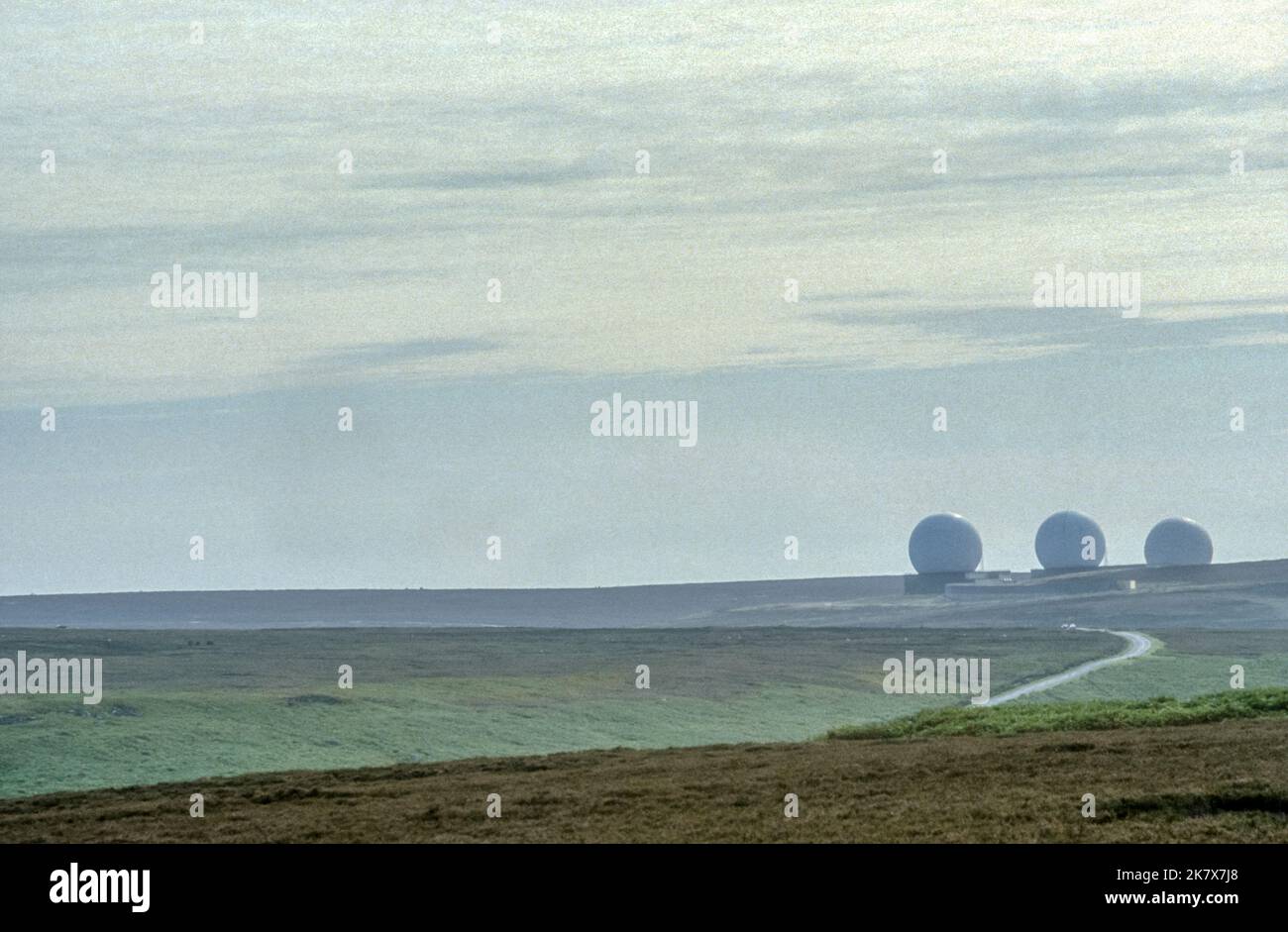 1982 Archivbild der legendären Golfbälle bei RAF Fylingdales auf den North York Moors. Ersetzt 1992. Stockfoto