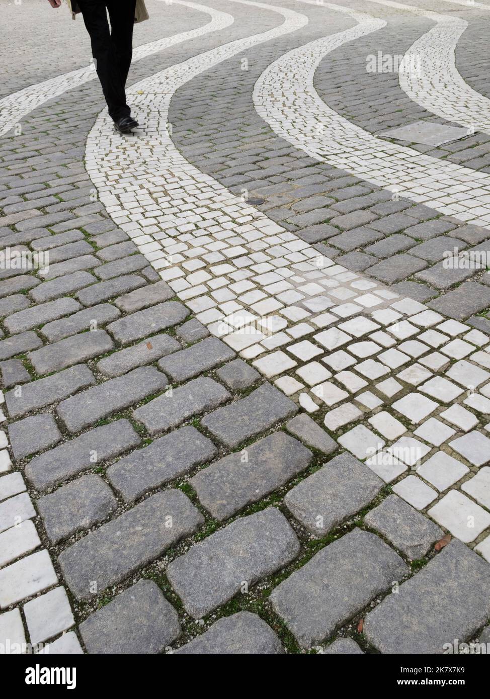 Fußgänger auf Kopfsteinpflaster Stockfoto