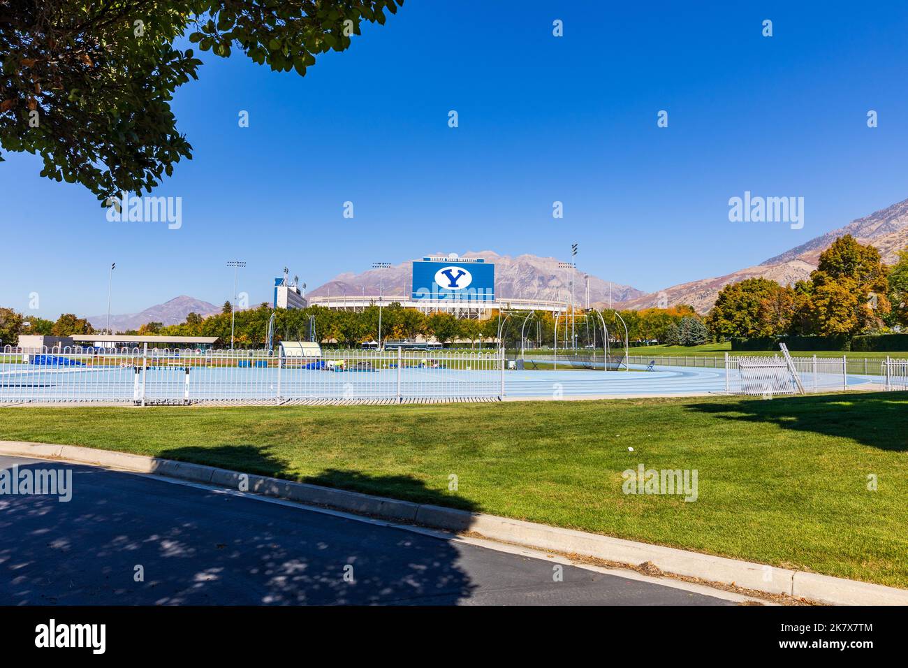 Provo, UT - 14. Oktober 2022: Lavell Edwards Stadium auf dem Campus der Brigham Young University, BYU, in Provo, Utah, mit Track and Field in der Stirn Stockfoto