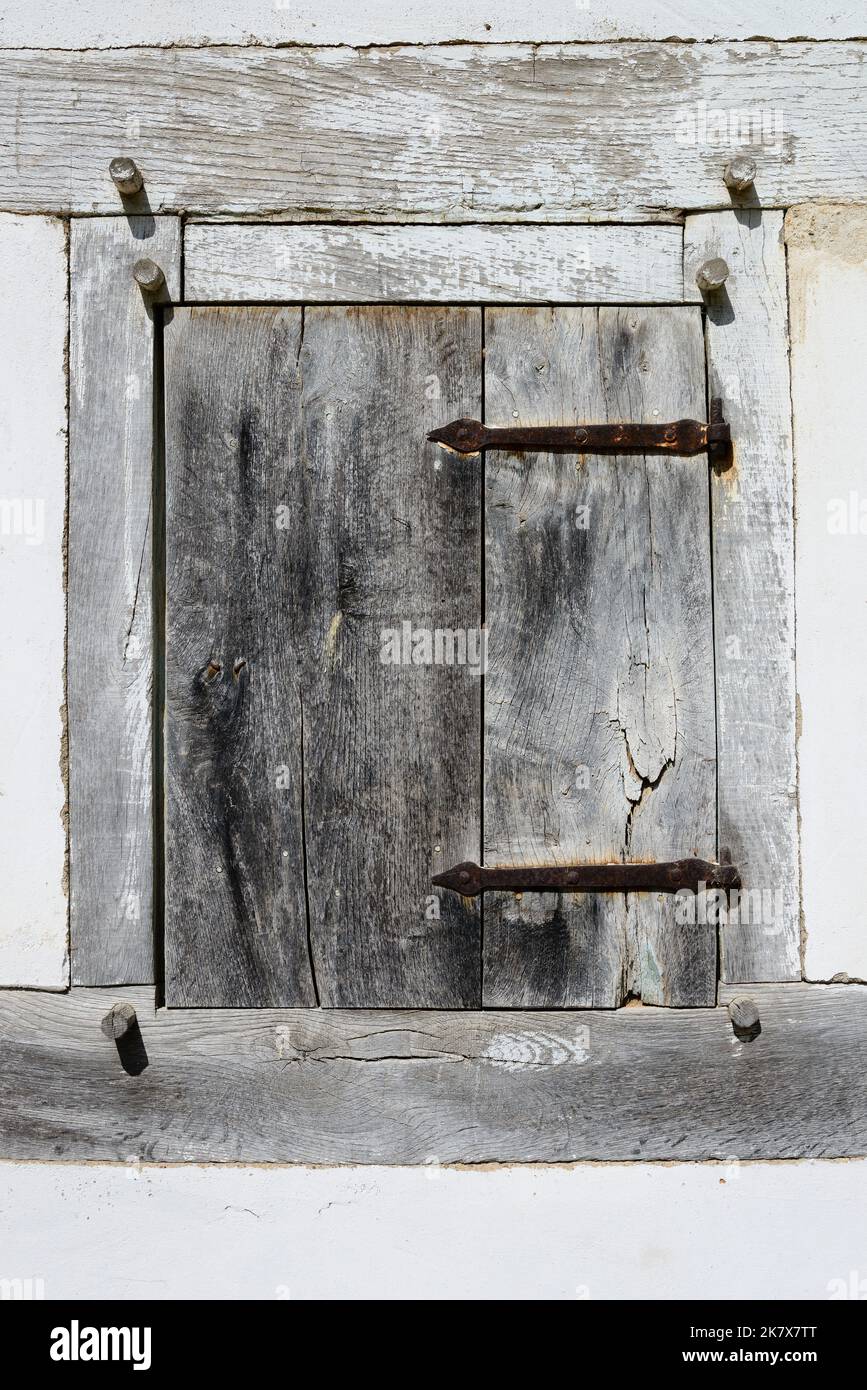 Verwitterte Holzfenster in einem Fachwerkhaus Stockfoto