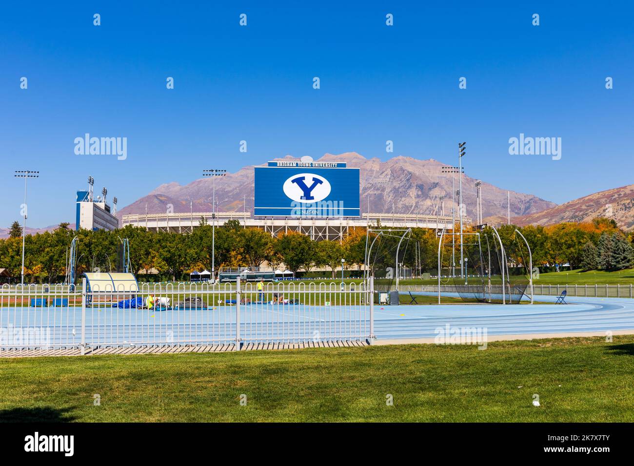 Provo, UT - 14. Oktober 2022: Lavell Edwards Stadium auf dem Campus der Brigham Young University, BYU, in Provo, Utah, mit Track and Field in der Stirn Stockfoto