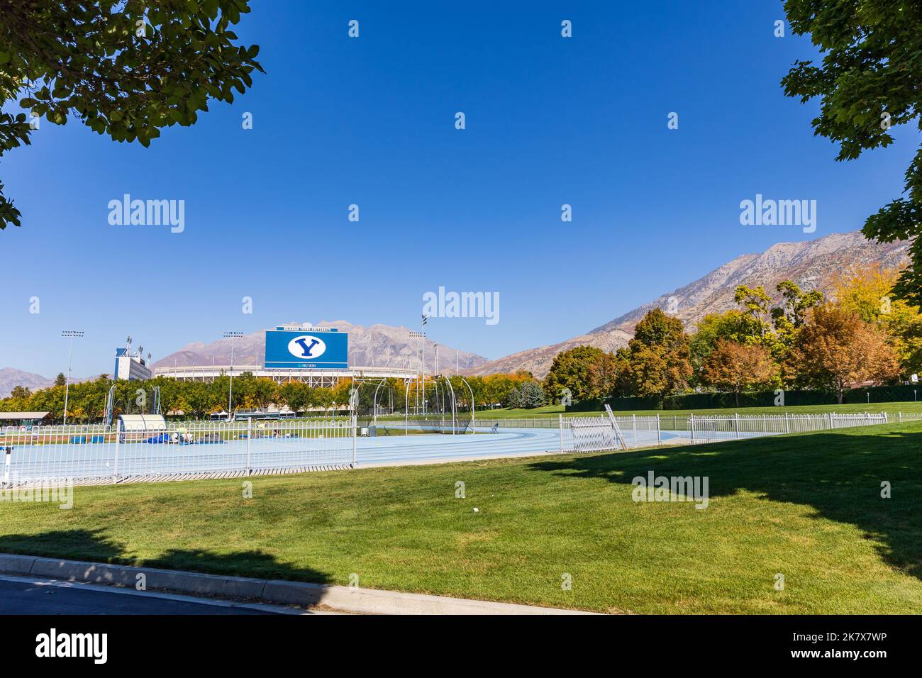 Provo, UT - 14. Oktober 2022: Lavell Edwards Stadium auf dem Campus der Brigham Young University, BYU, in Provo, Utah, mit Track and Field in der Stirn Stockfoto