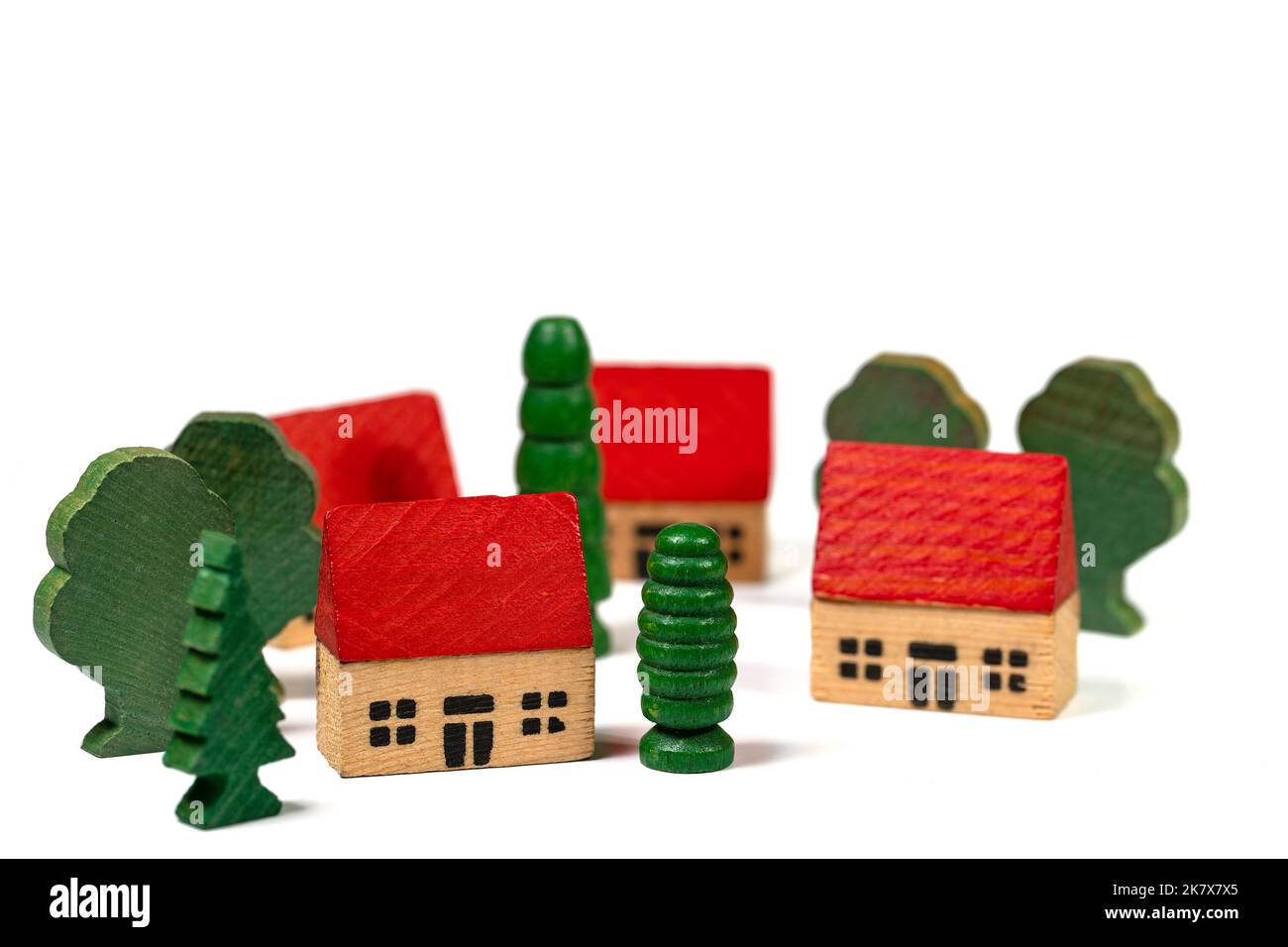 Häuser und Bäume als Holzspielzeug vor weißem Hintergrund Stockfoto