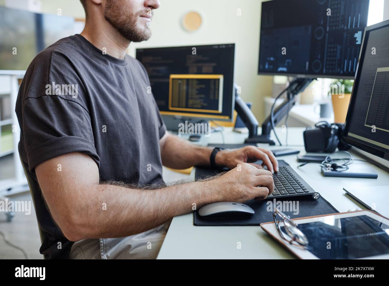 Seitenansicht Ausgeschnittene Aufnahme von Softwareentwicklern, die Code im Büro schreiben, Kopierbereich Stockfoto