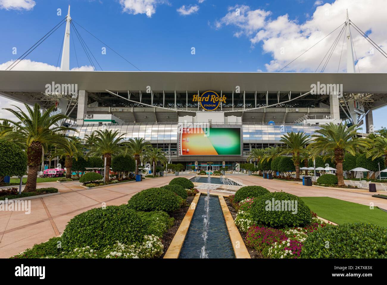 Miami Gardens, FL - 7. Oktober 2022: Das Hard Rock Stadium ist die Heimat der NFL Miami Dolphins und der University of Miami Hurricanes Fußballmannschaft. Stockfoto