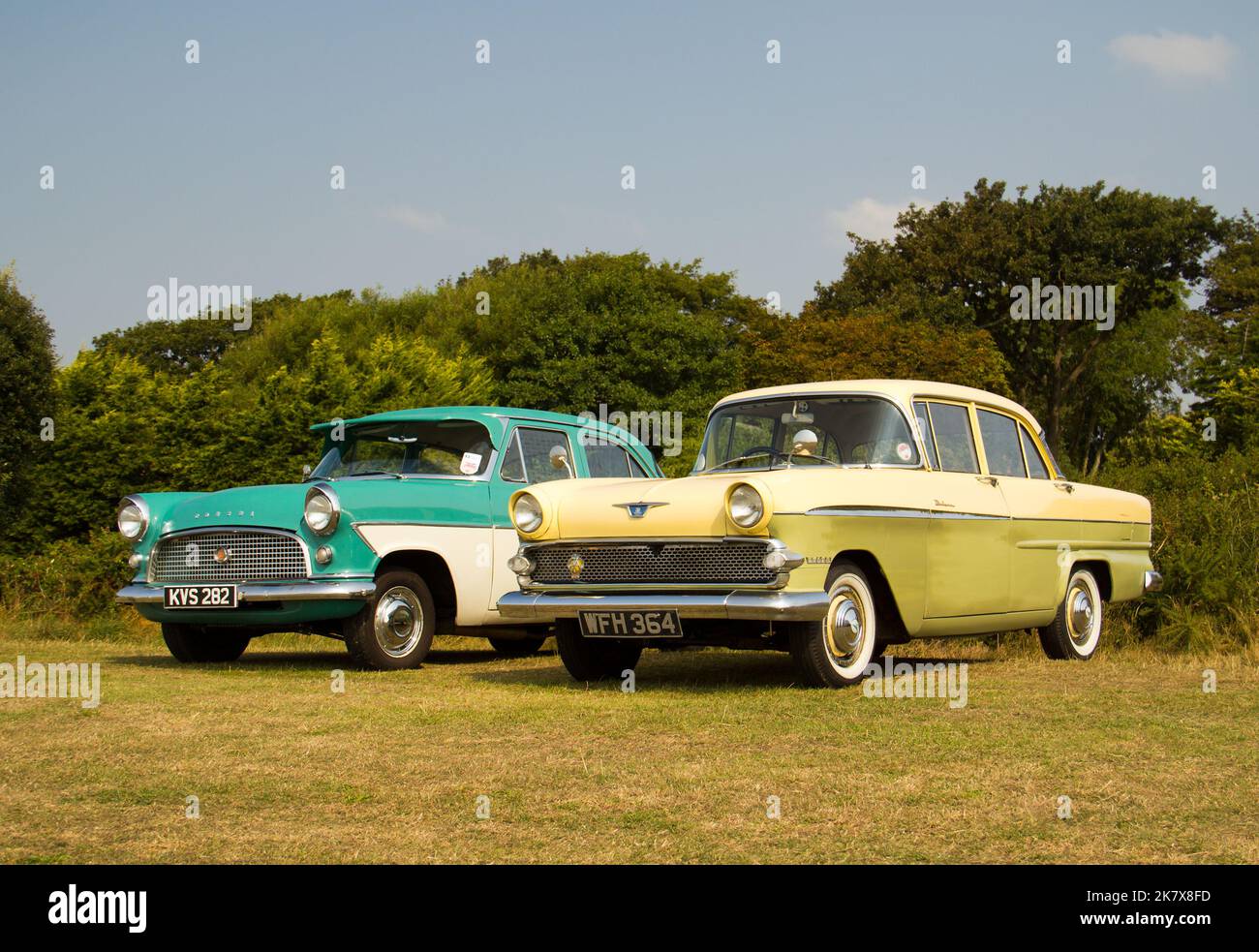 Zwei 1950s britische Oldtimer auf einer Automshow. Stockfoto
