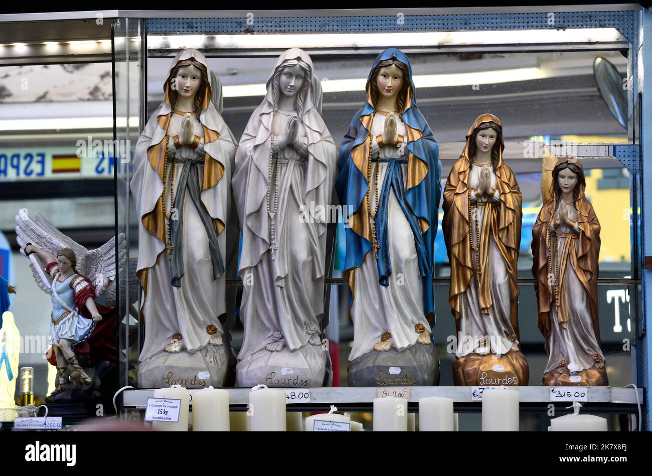 Lourdes, Hautes-Pyrénées, Frankreich. Religiöse Souvenirläden Stockfoto