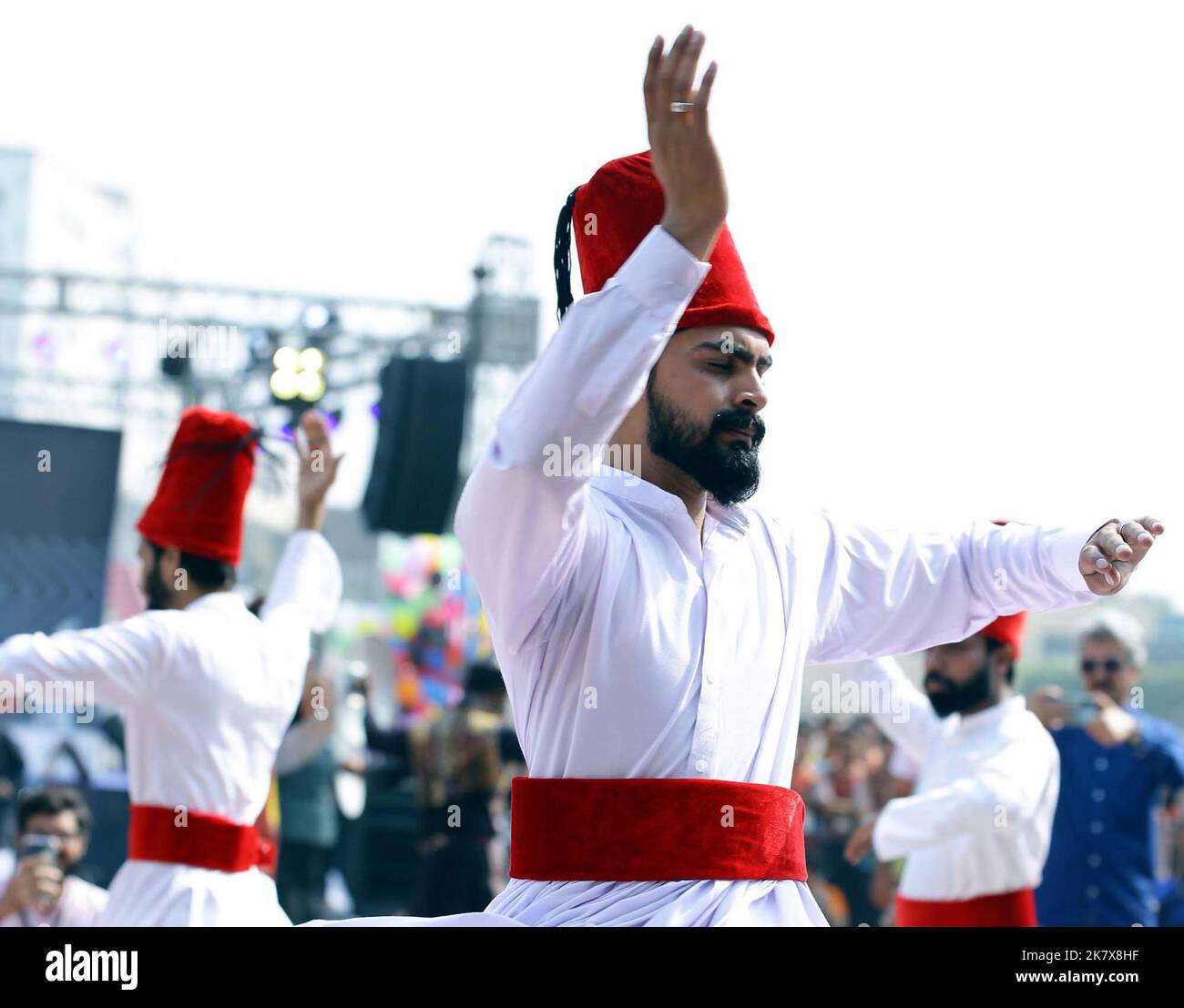 Blick auf die Eröffnungsfeier der Inter-University Khyber Pakhtunkhwa Games, die am Mittwoch, 19. Oktober 2022, im Sportkomplex Peshawar stattfand. Inter- University Khyber Pakhtunkhwa Games mit 3000 Athleten von 30 öffentlichen Universitäten sind hier am Mittwoch in einer bunten Eröffnungszeremonie im Peshawar Sports Complex gestartet. Stockfoto