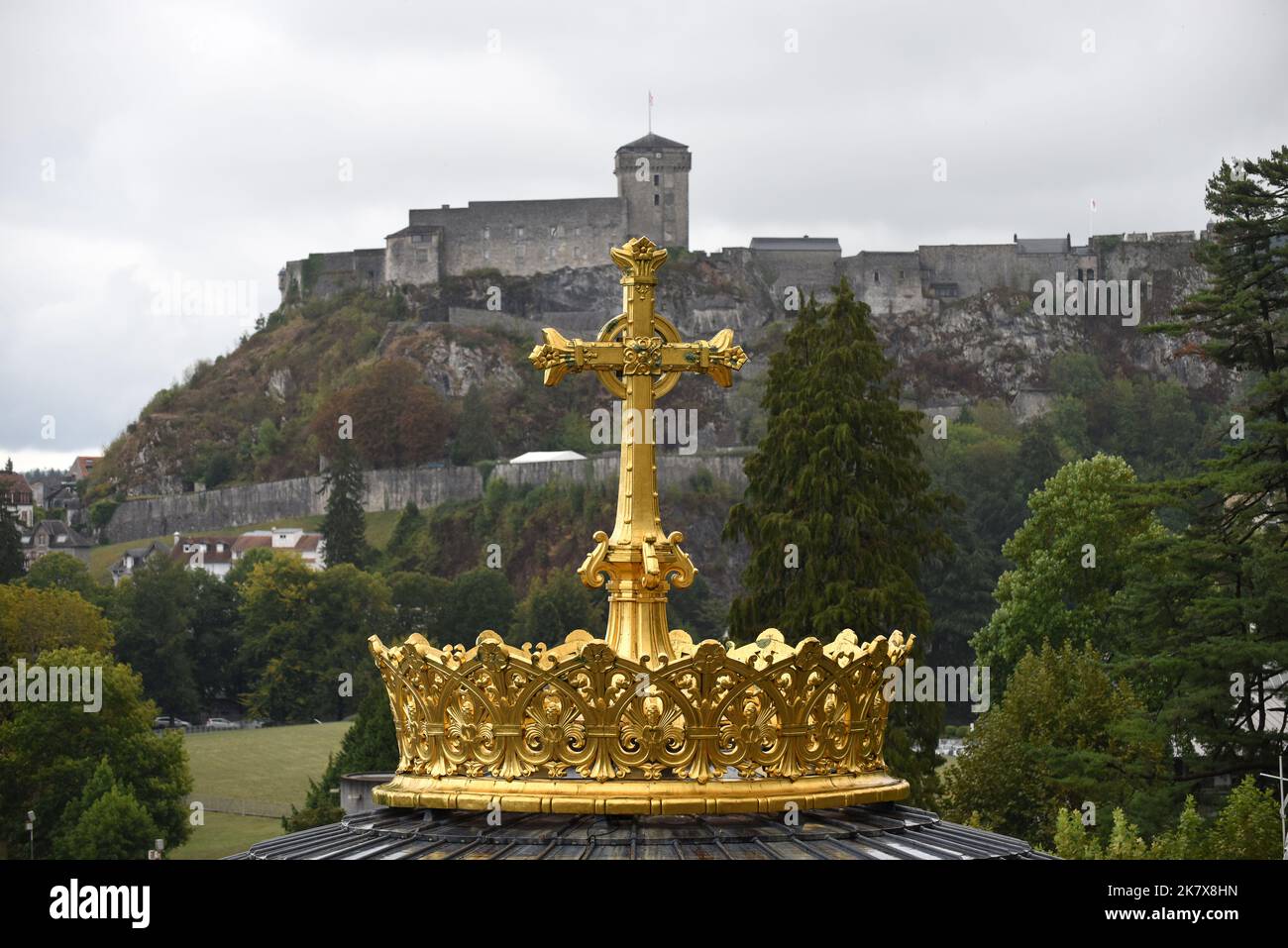 Lourdes, Hautes-Pyrénées, Frankreich. Vergoldete Krone und Kreuz der Kuppel der Basilika unserer Lieben Frau vom Rosenkranz von Lourdes, Frankreich Stockfoto