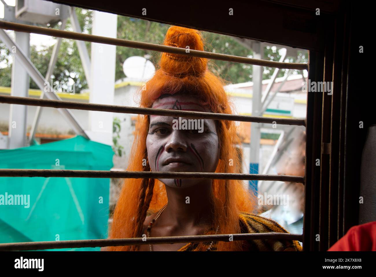 Disguise oder Bahurupi ist eine Gemeinschaft von Volkskünstlern, die verschiedene mythologische Hindu-Götter oder Göttinnen wie Lord Shiva darstellen. Stockfoto