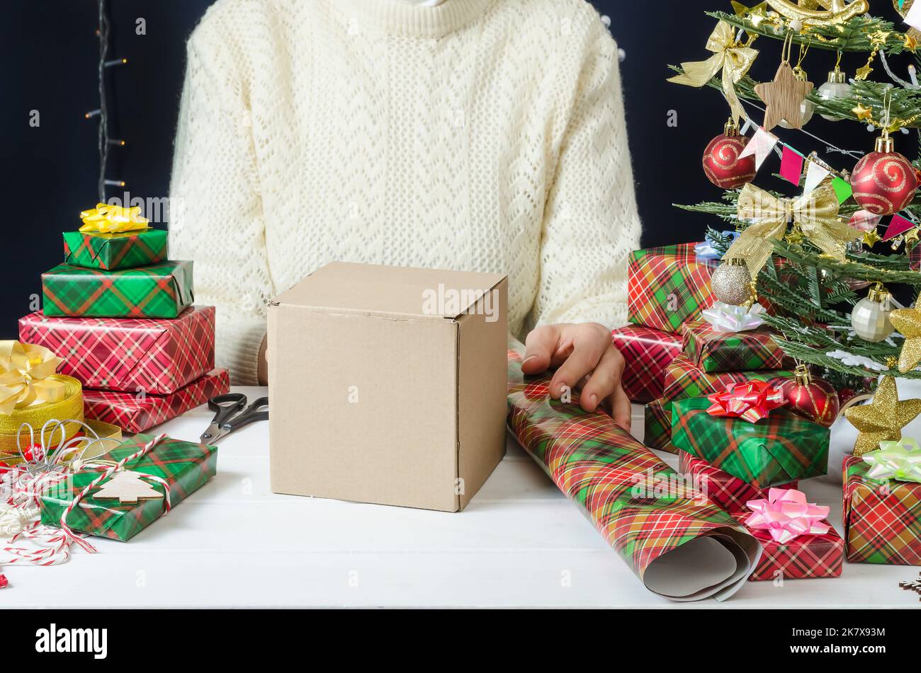 Schritt-für-Schritt-Foto-Anleitung für das Verpacken eines Weihnachtsgeschenks, Schritt 1 - Vorbereiten von Materialien. Stockfoto