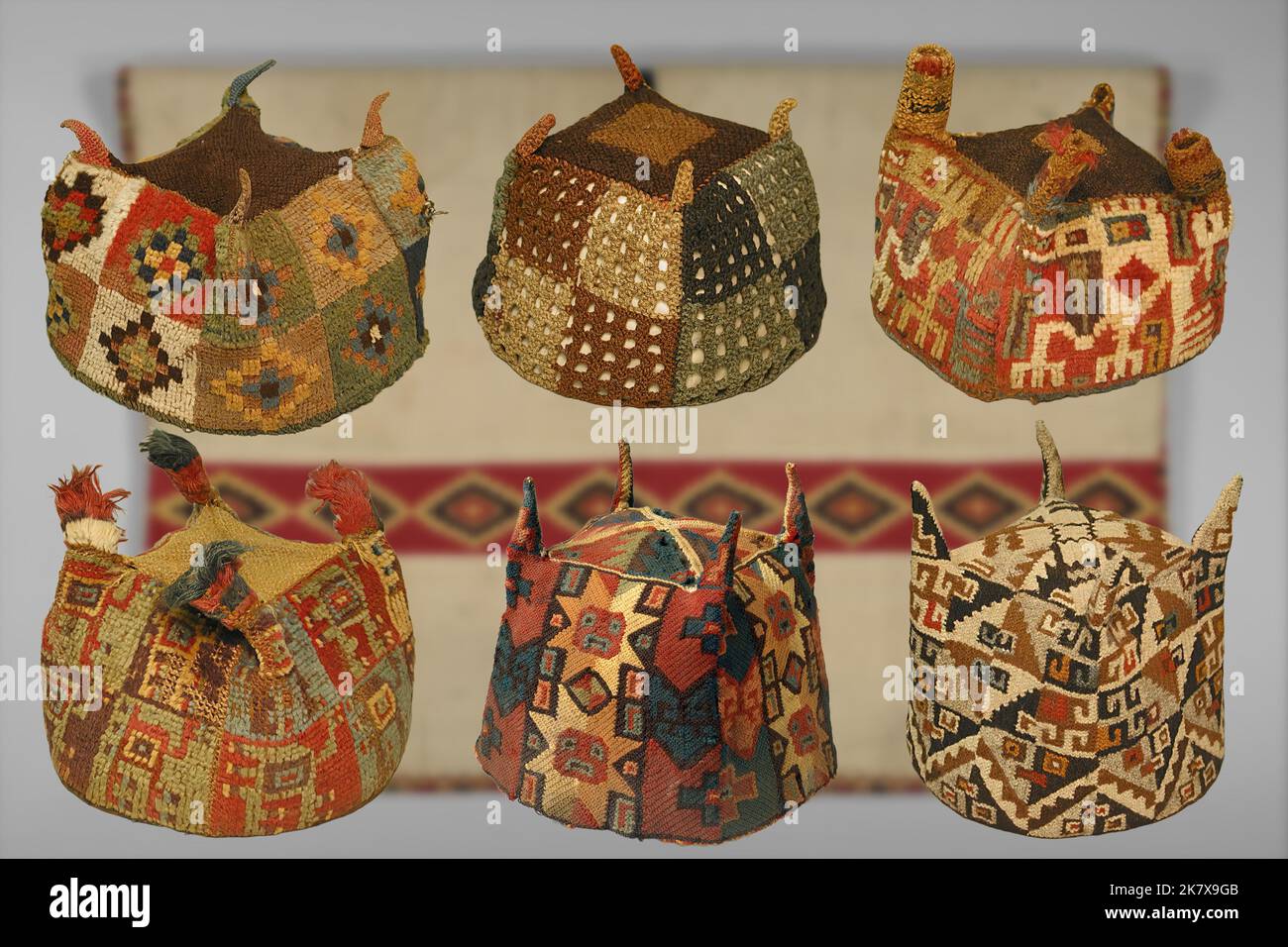 Eine Kollektion von vierzackigen Inka-Hüten, die sich durch die Farben und Designs dieser Zivilisation auszeichnen Stockfoto