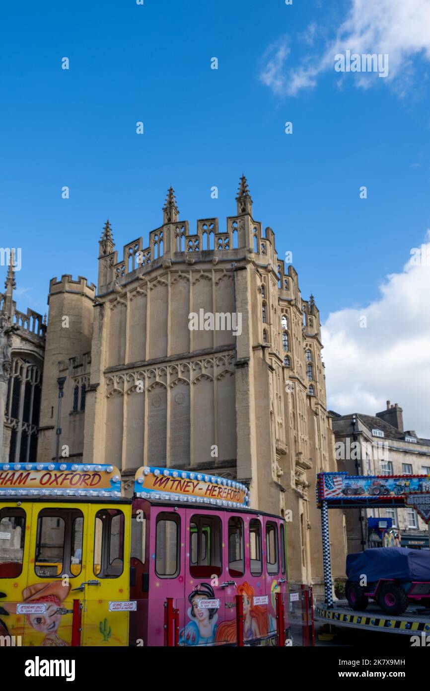 Die Cirencester Mop Fairs werden vor St.. Johannes-Baptist-Kirche Stockfoto