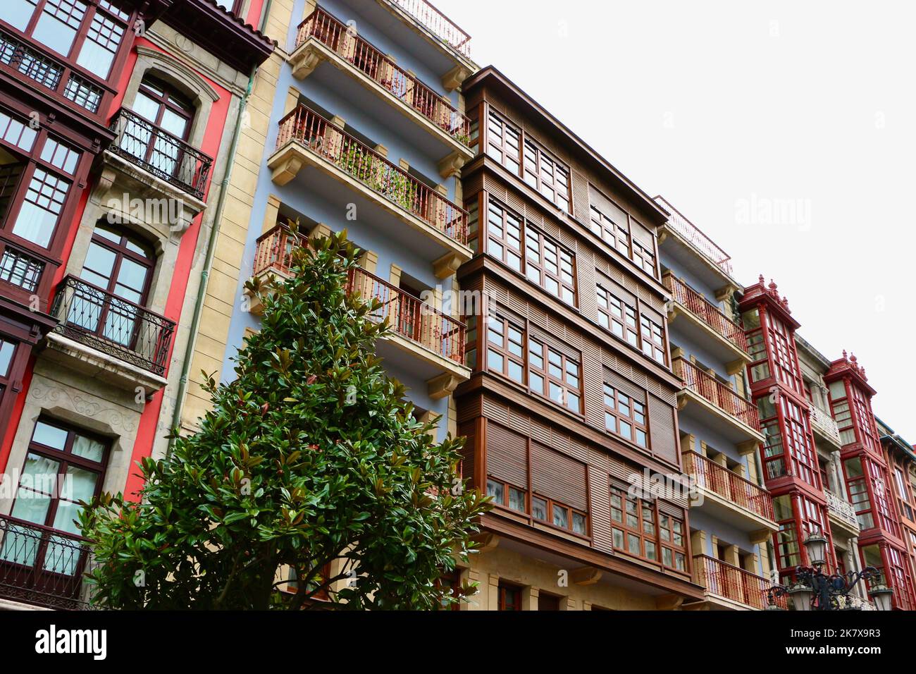 Fassade von Wohnblocks im Stadtzentrum von Oviedo Asturias Spanien Stockfoto