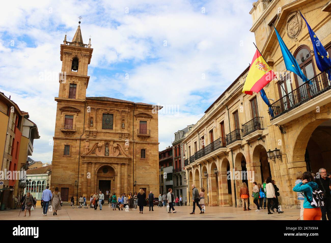 Fassade des Iglesia de San Isidoro el Real aus dem 16.. Jahrhundert neben dem Rathaus von Oviedo Plaza de la Constitución Oviedo Asturias Spanien Stockfoto